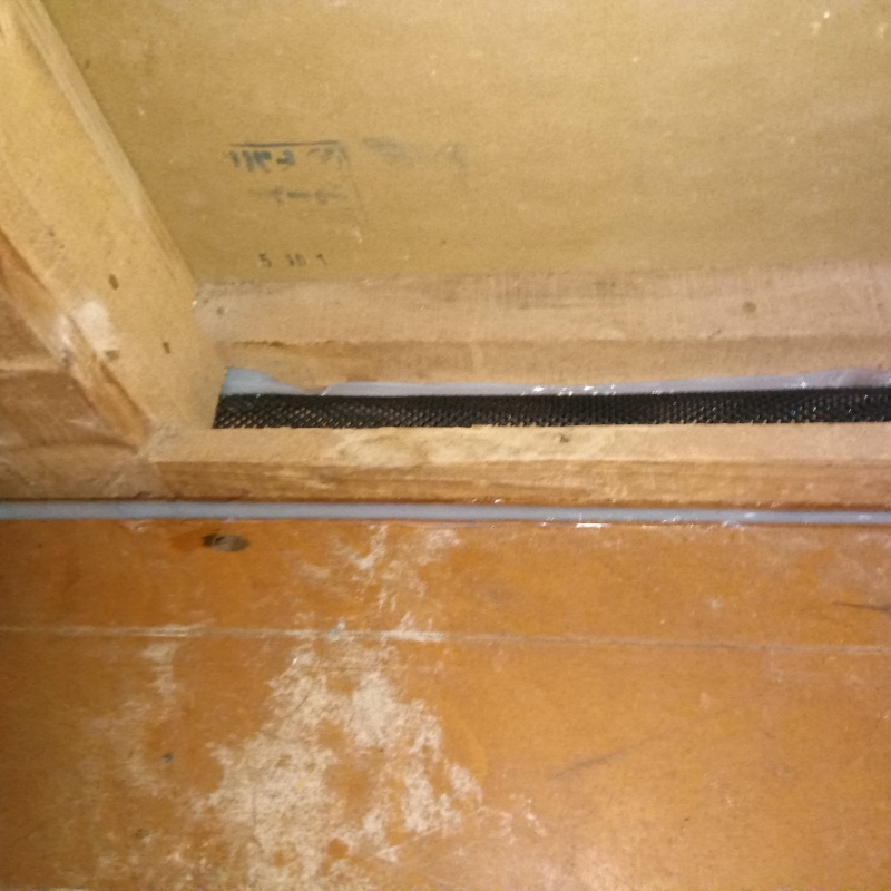 壁の下のすき間を封鎖