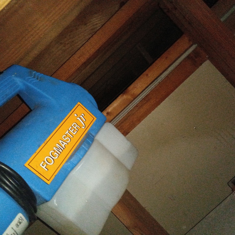 噴霧器で殺虫剤を散布