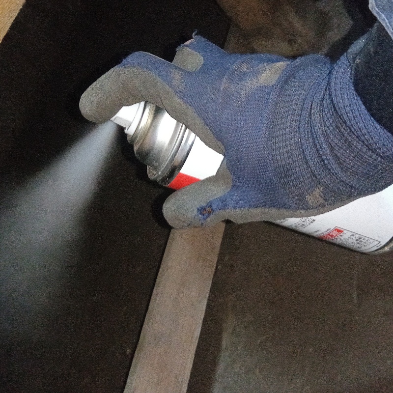 殺虫剤をスプレー