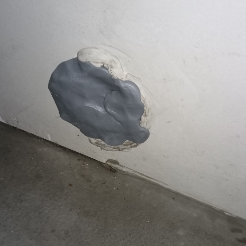 壁の配管穴をパテで封鎖