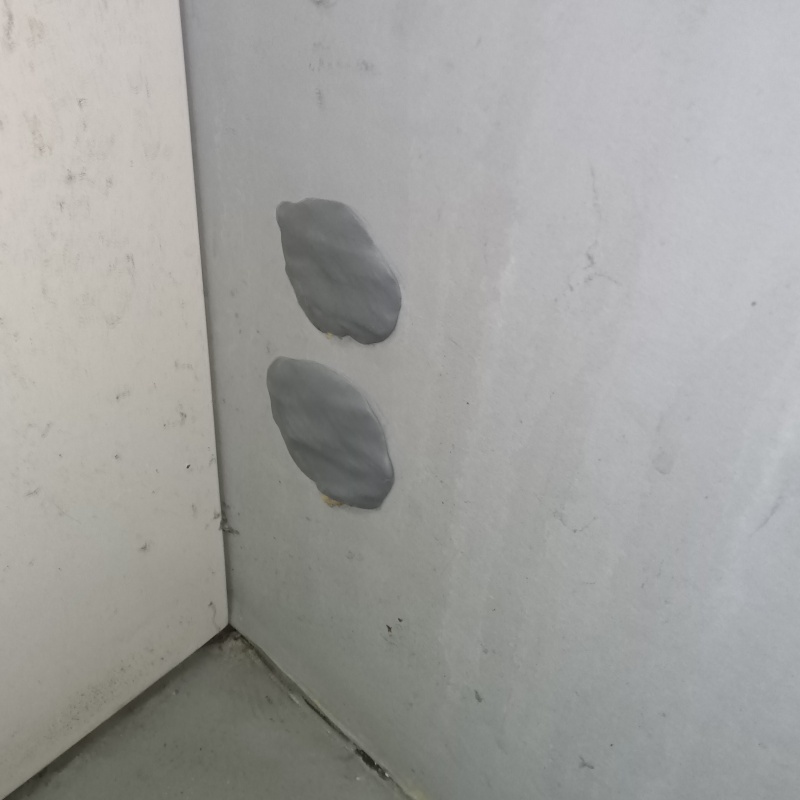 壁の配管穴をパテで封鎖
