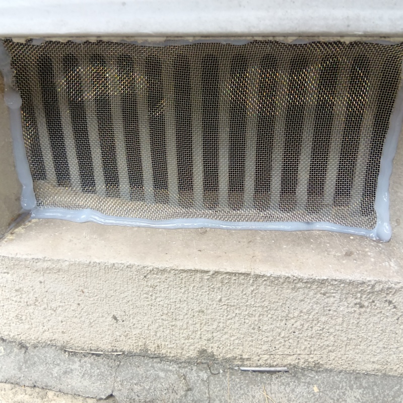 床下換気口をネットとパテで封鎖