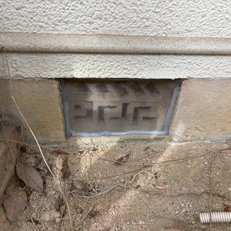 床下換気口をネットとパテで封鎖