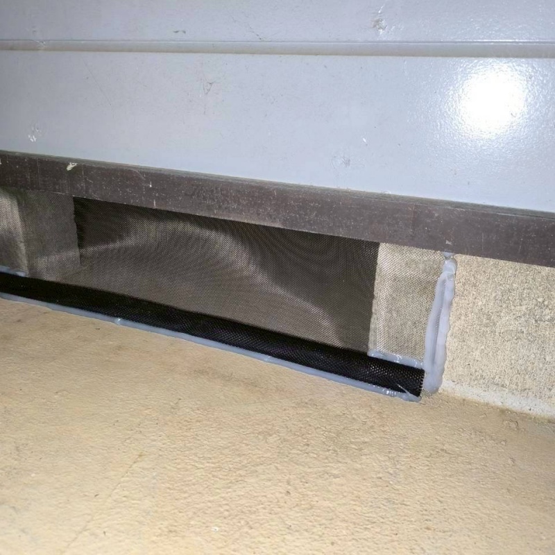 床下換気口をネットとパテで封鎖