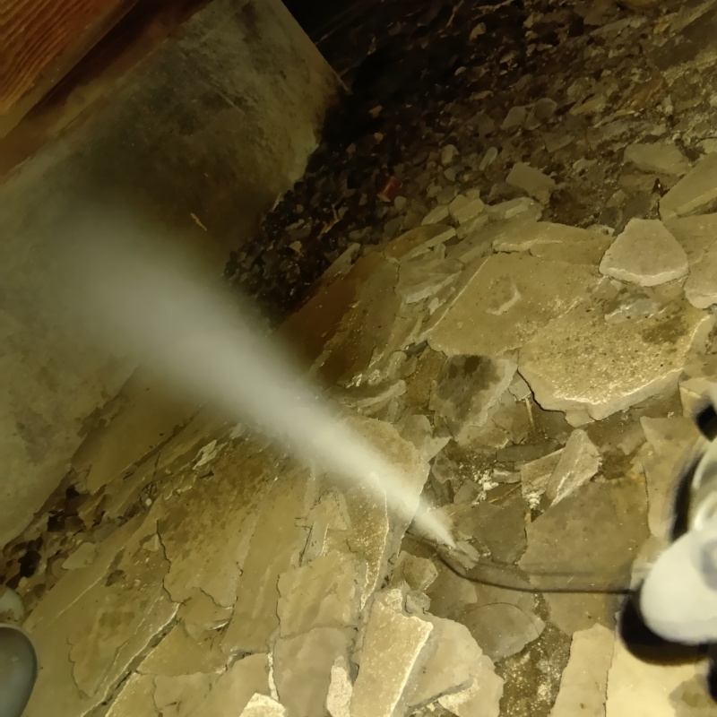 床下に忌避剤を散布