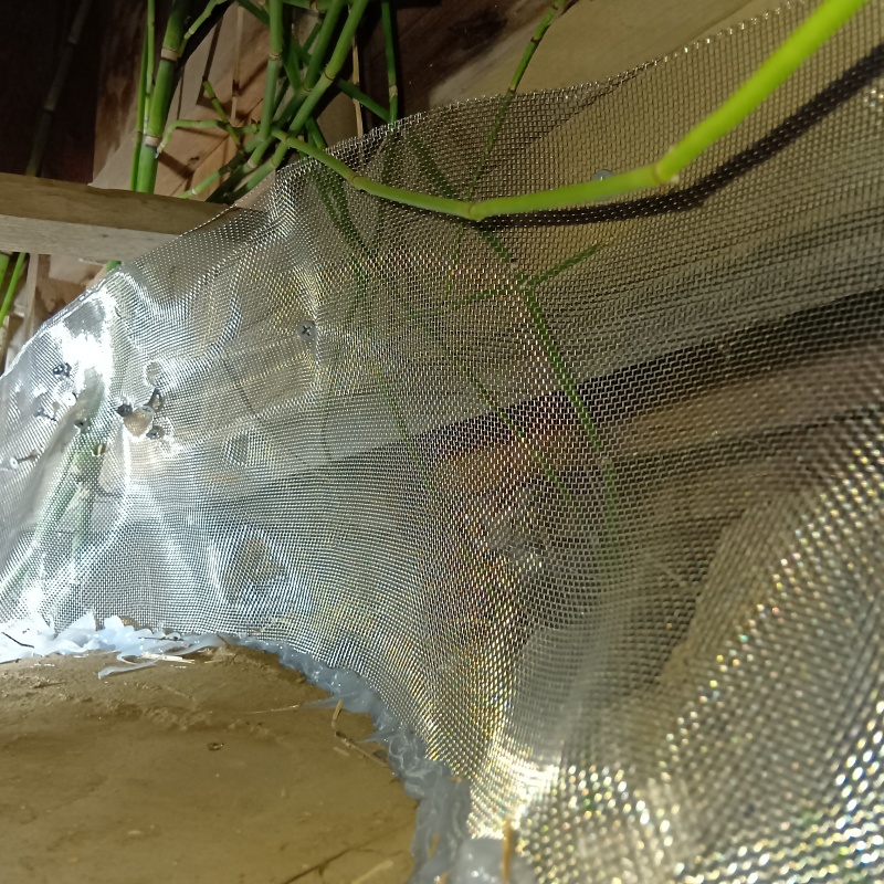 床下のすき間をネットで封鎖