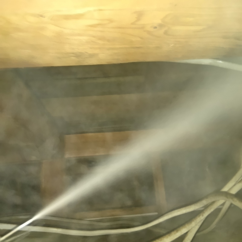 殺虫剤をスプレー