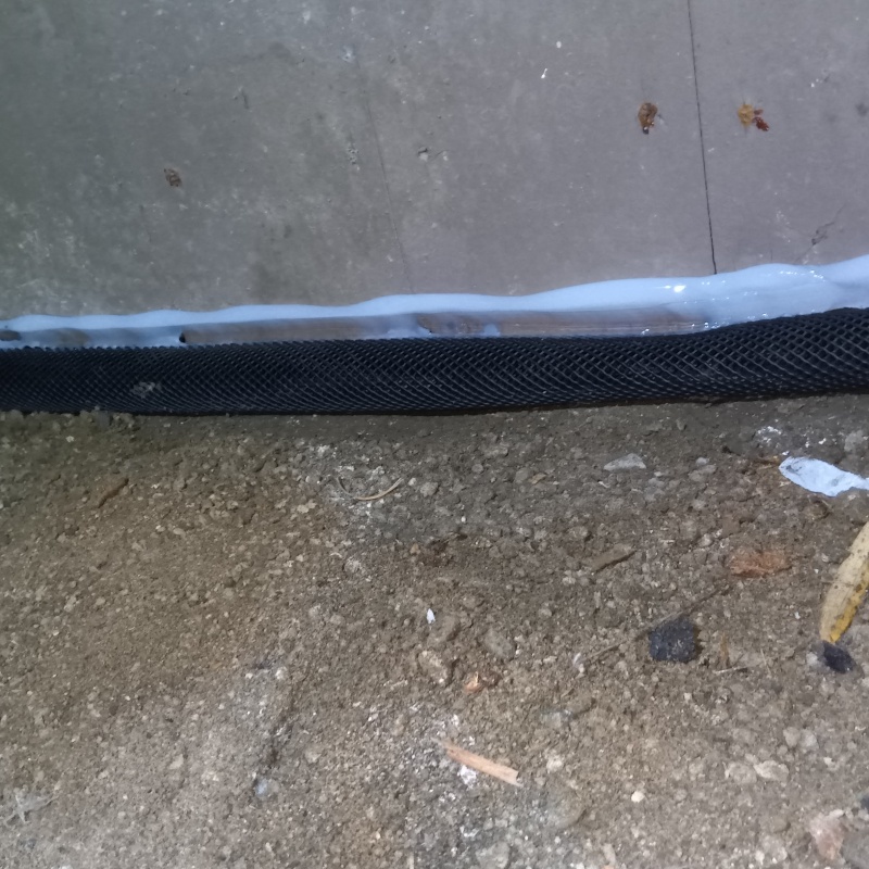 壁の下のすき間を封鎖