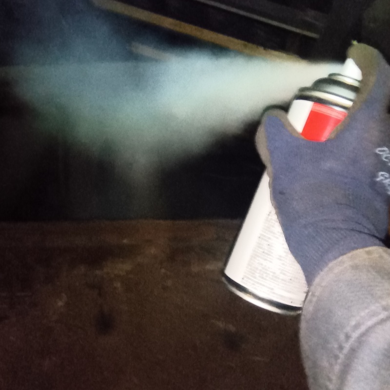 殺虫剤をスプレー