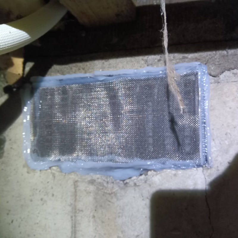 床下換気口をネットとパテで封鎖
