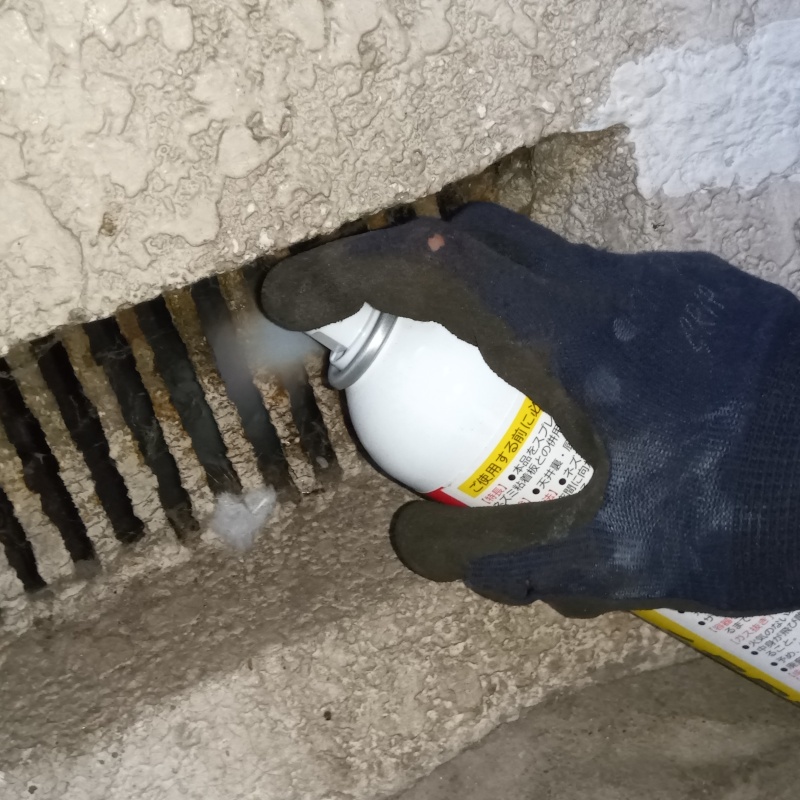 床下換気口から忌避剤をスプレー