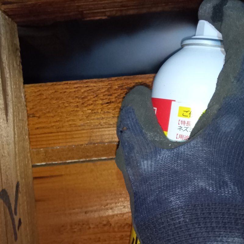 天井裏に忌避剤をスプレー