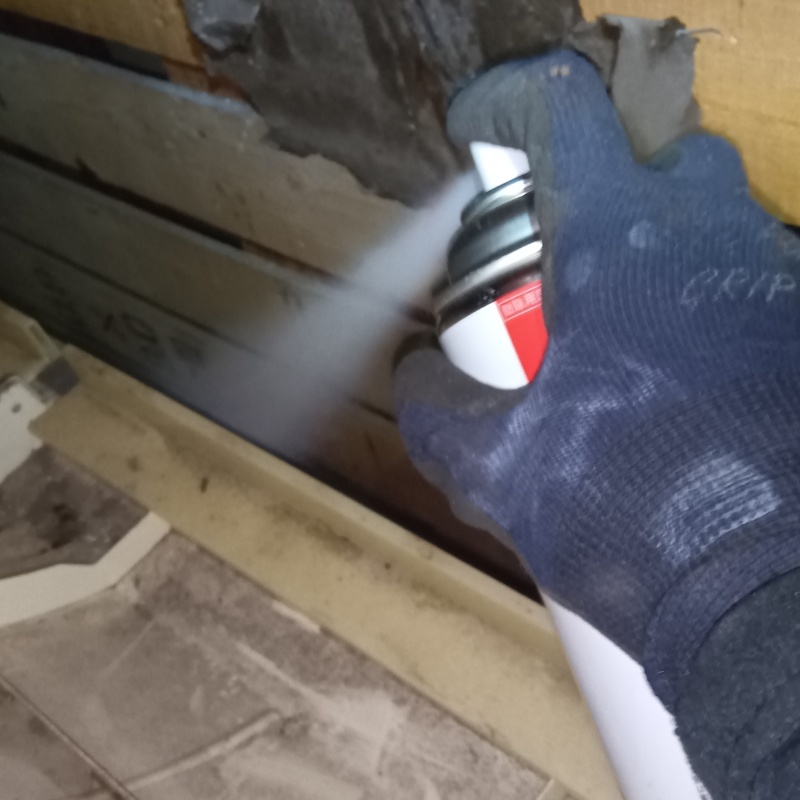 殺虫剤をスプレー