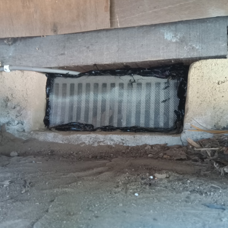 床下換気口をネットとパテで封鎖