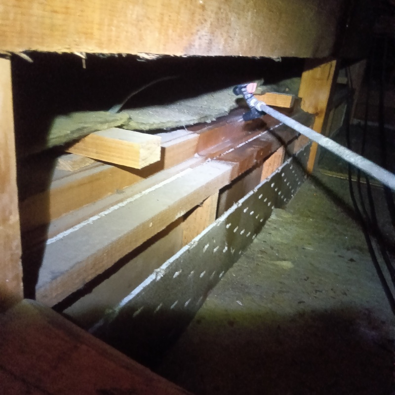 天井裏に除菌剤を散布