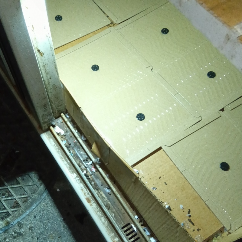 粘着シートを敷き詰めた様子