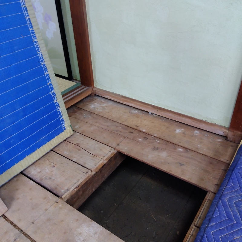 畳を上げて点検口を作成