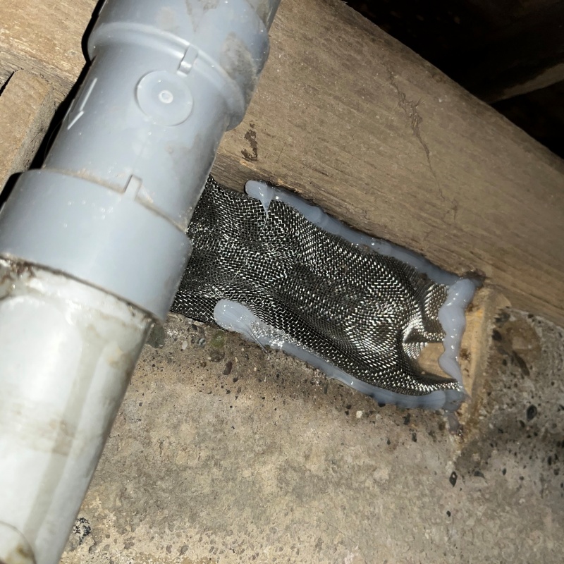 床下の開口部をネットで封鎖