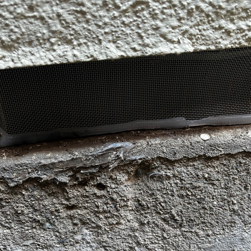 床下換気口をネットとパテで封鎖