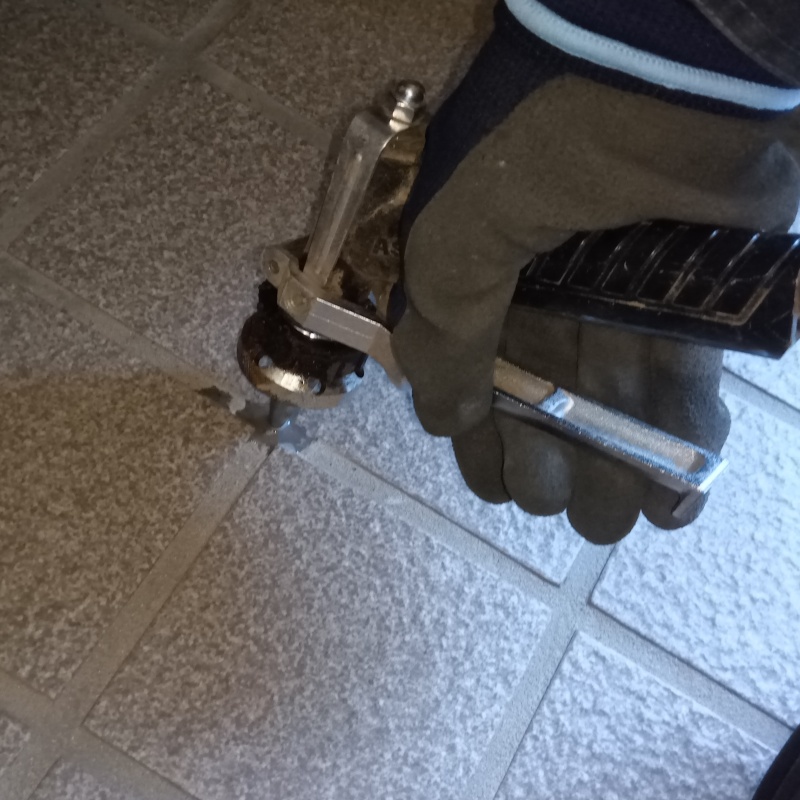 玄関床のタイルの目地からシロアリ駆除剤を注入