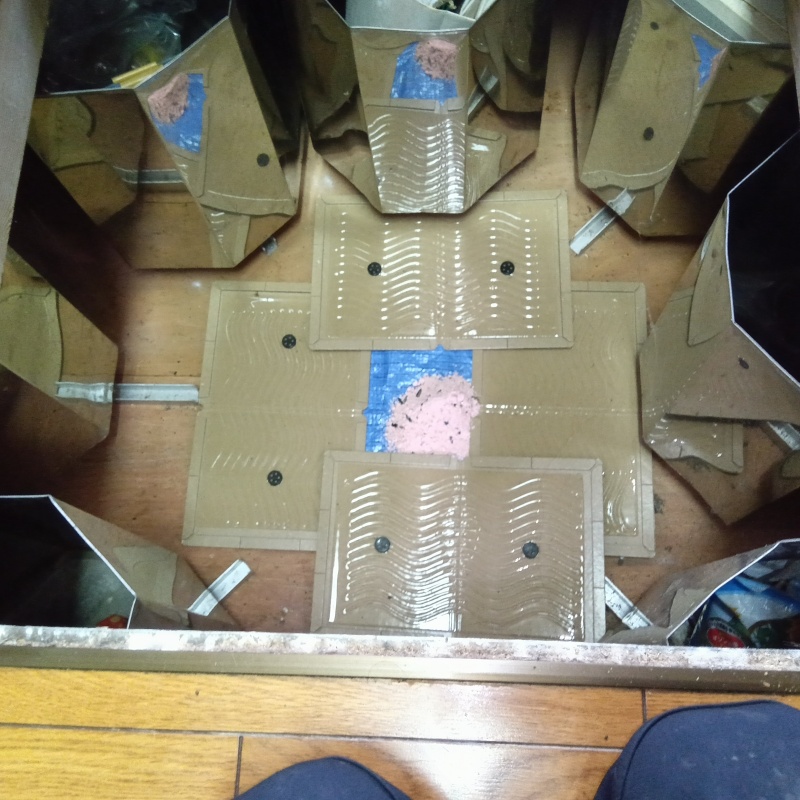 殺鼠剤のまわりに粘着シートを設置