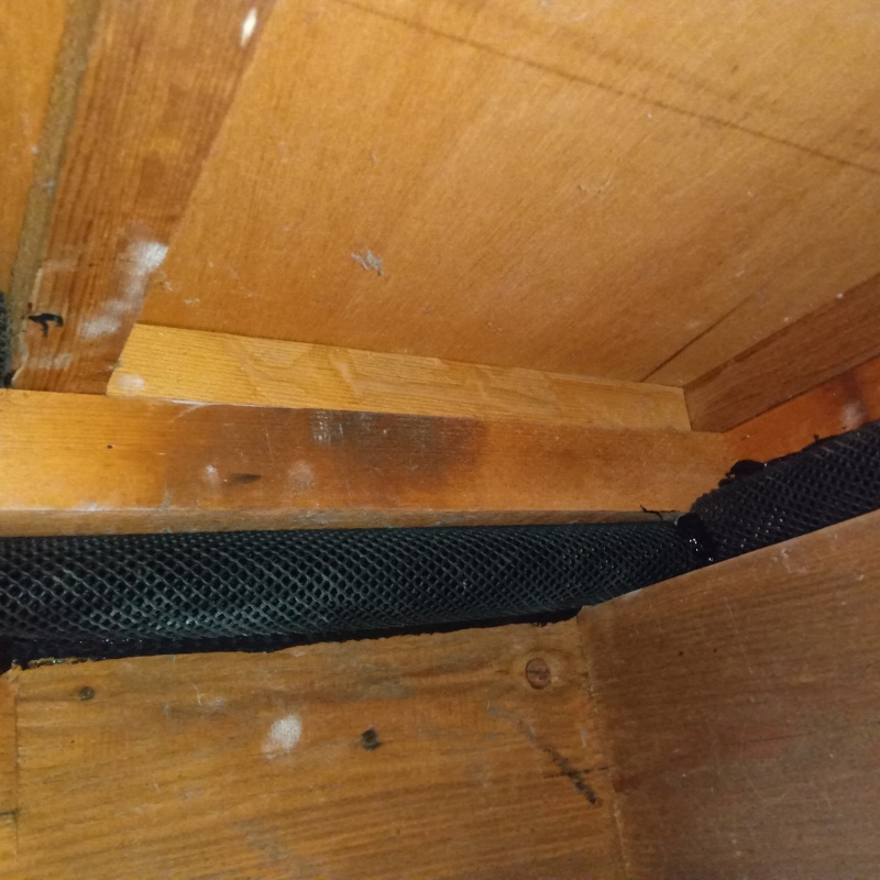 床下の開口部をネットで封鎖