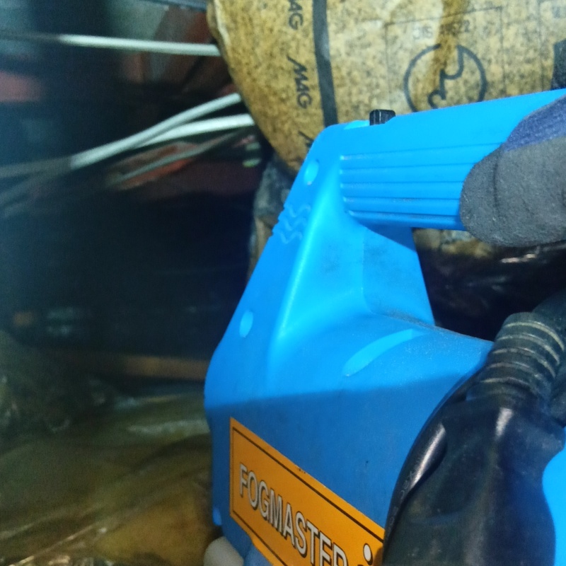 噴霧器で殺虫剤を散布