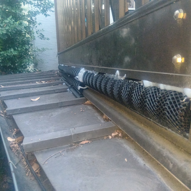 ベランダと屋根の間のすき間を封鎖