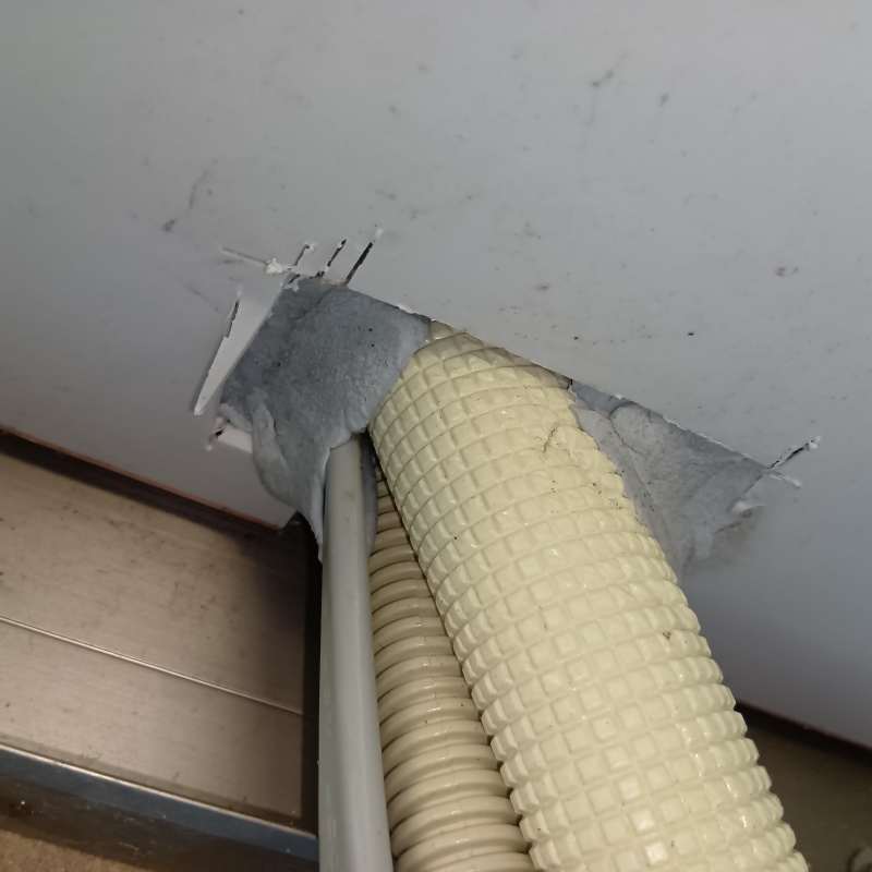 配管まわりのすき間を封鎖