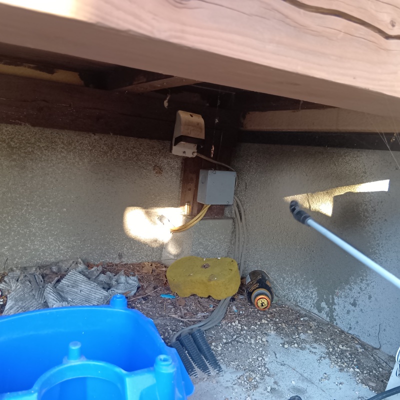 床下に除菌剤を散布