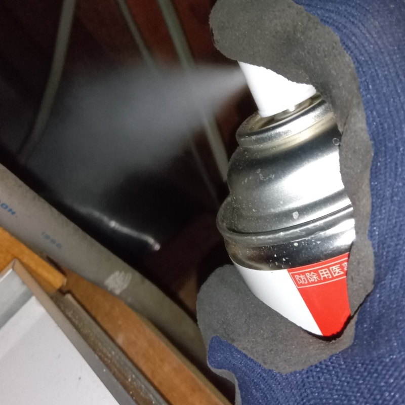 殺虫剤をスプレー