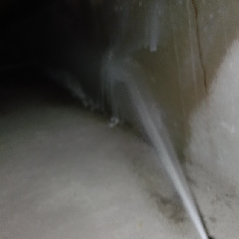 床下全体に防蟻剤を吹き付ける様子