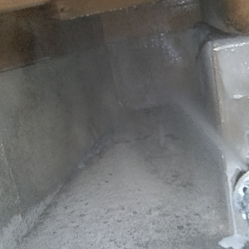 床下全体に防蟻剤を吹き付ける様子