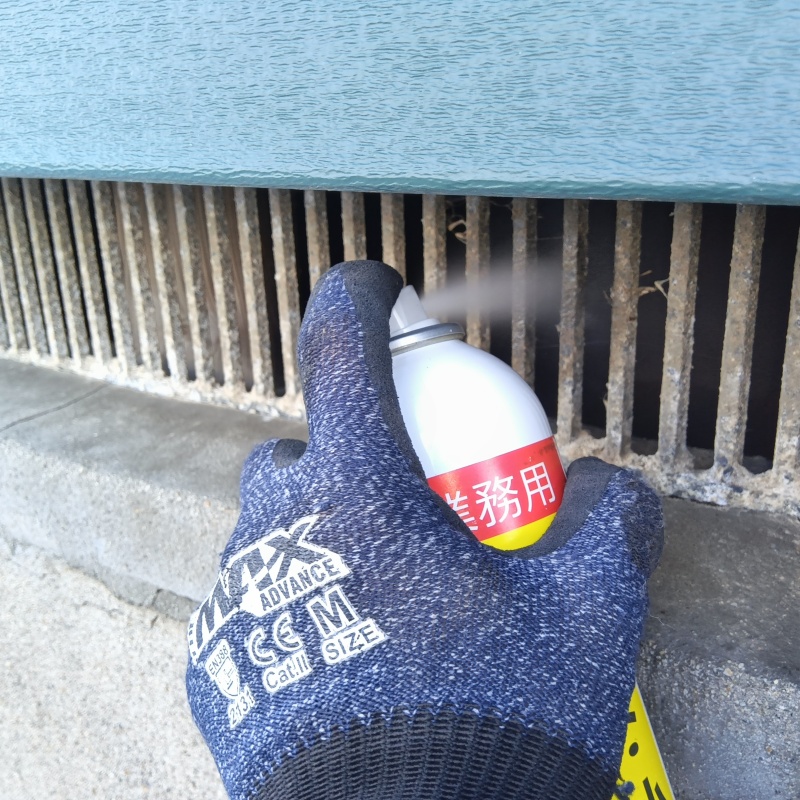 床下換気口から内部に忌避剤をスプレー