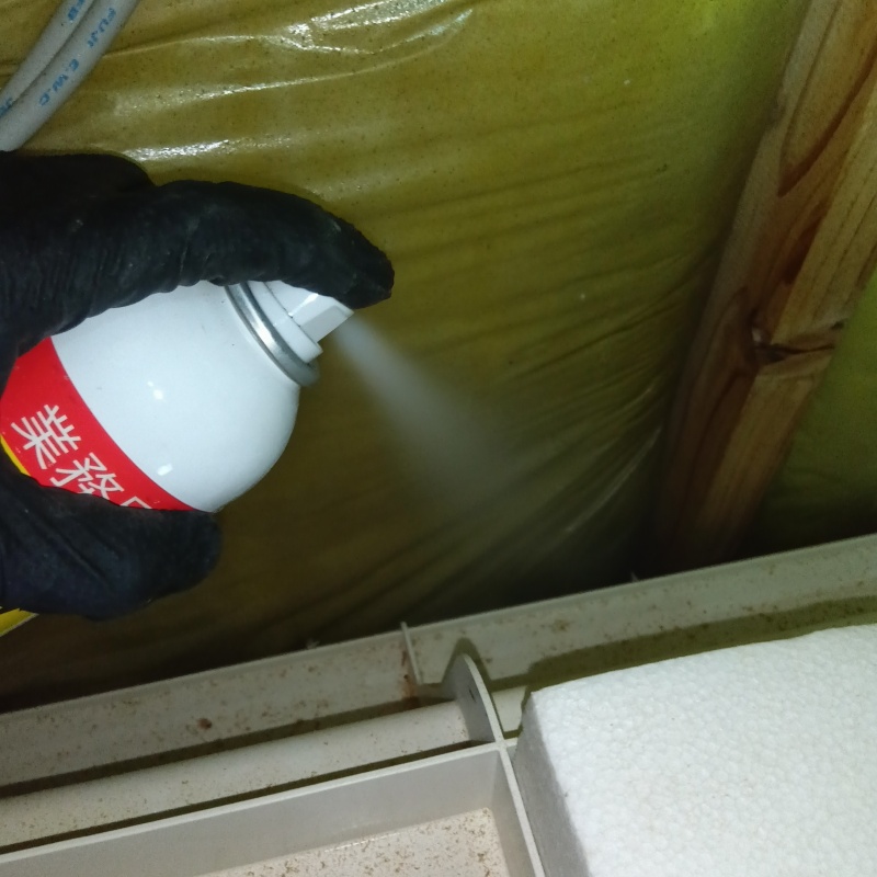 天井裏に忌避剤をスプレー