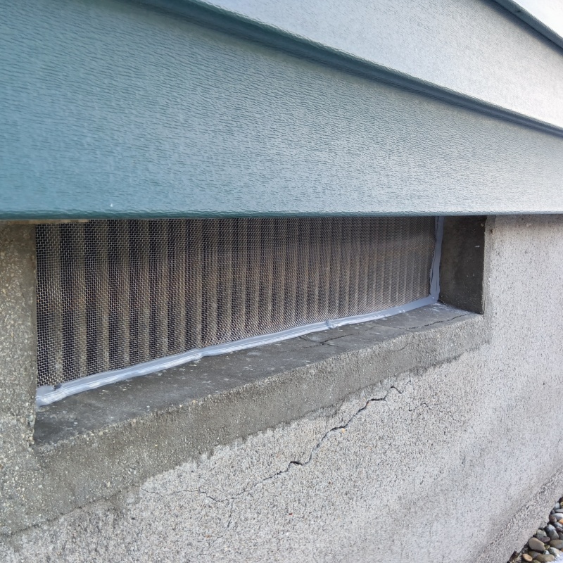 床下換気口をネットとパテで封鎖