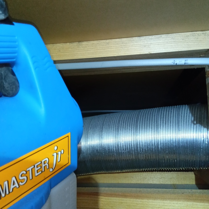 噴霧器で除菌剤を散布