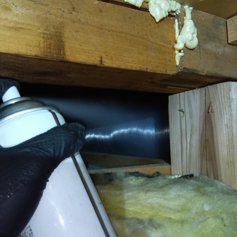 殺虫剤をスプレー