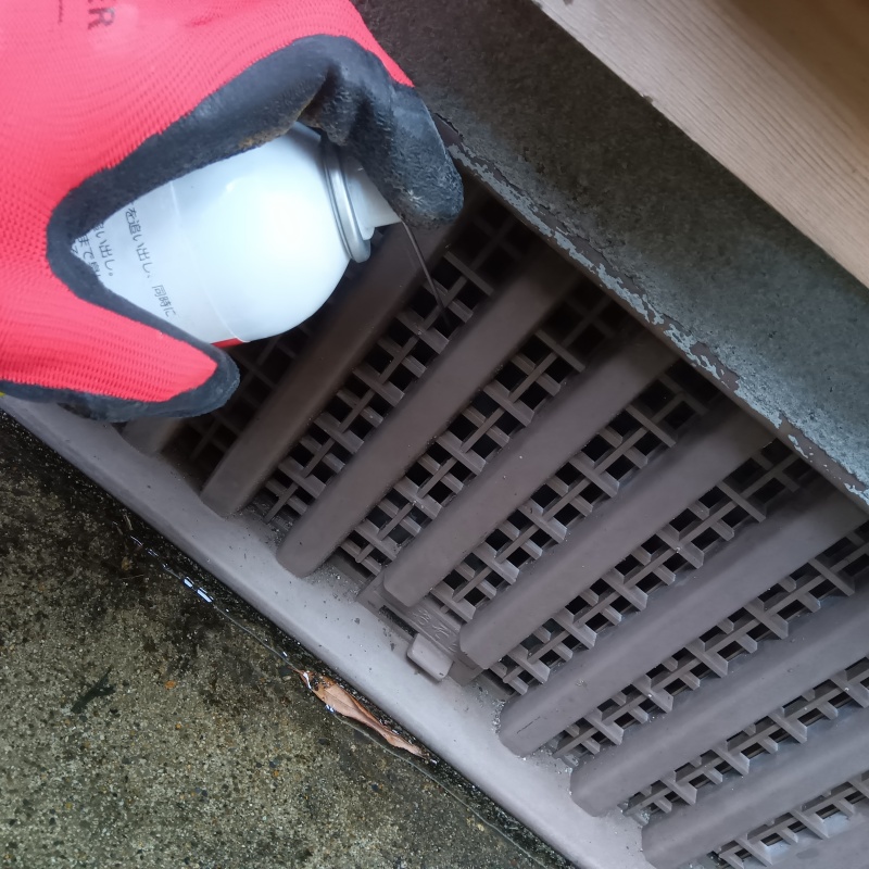 床下換気口から内部に忌避剤をスプレー