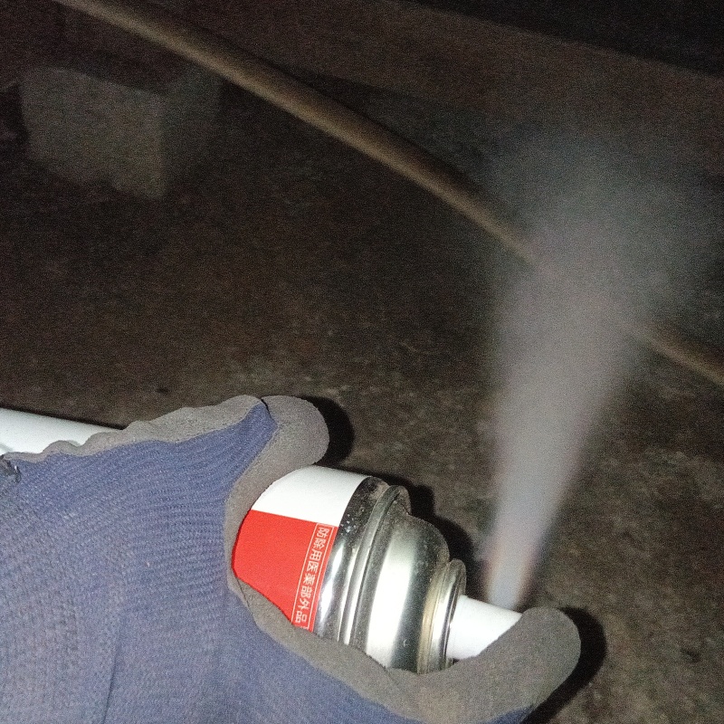 殺虫剤をスプレー