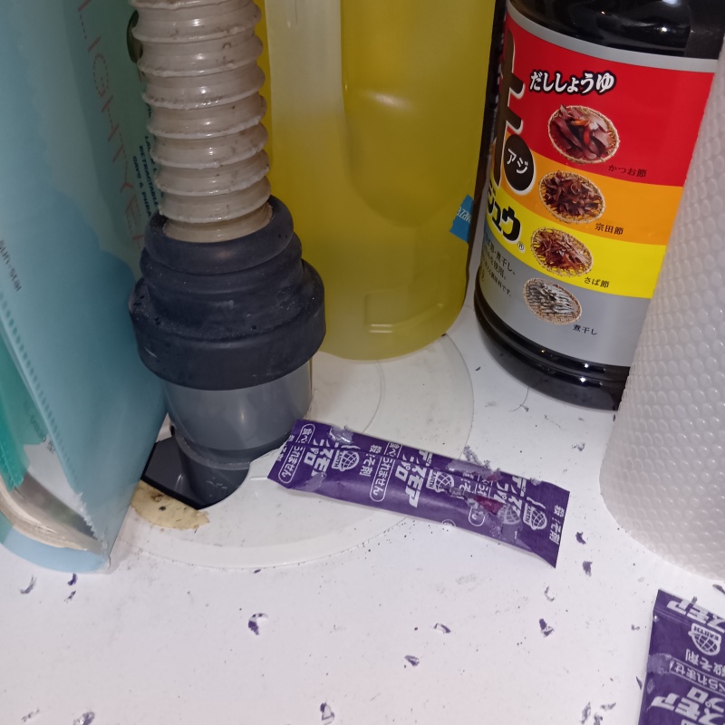 棚の中のフン汚れ