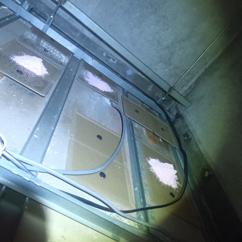 粘着シートの上に殺鼠剤を設置