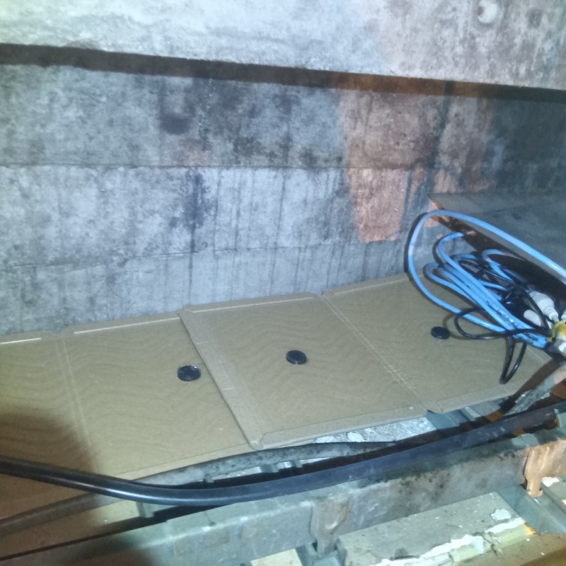 壁際に粘着シートを設置