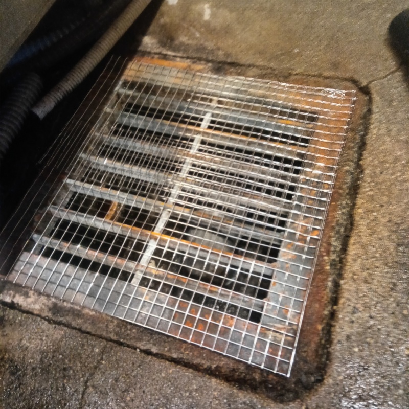 排水溝に金網を設置