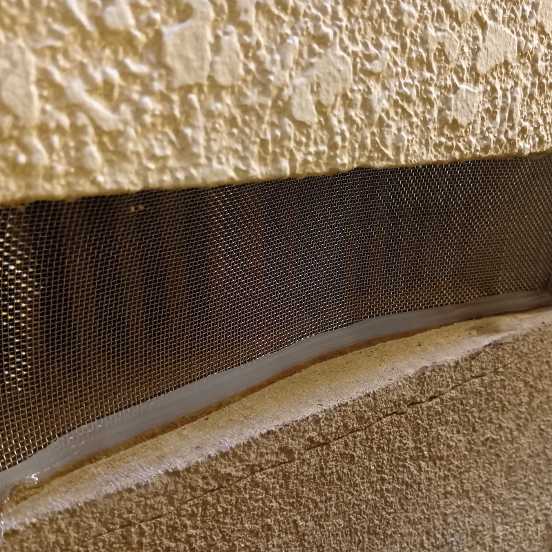 床下換気口をネットとパテで封鎖