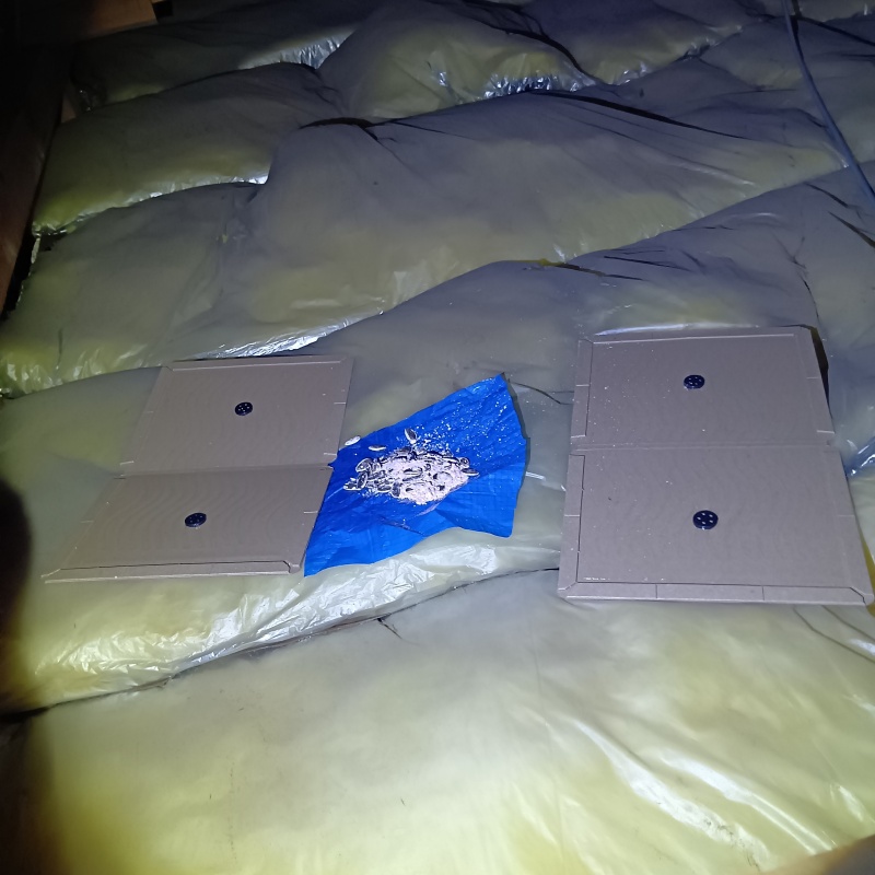 断熱材の上に殺鼠剤と粘着シートを設置