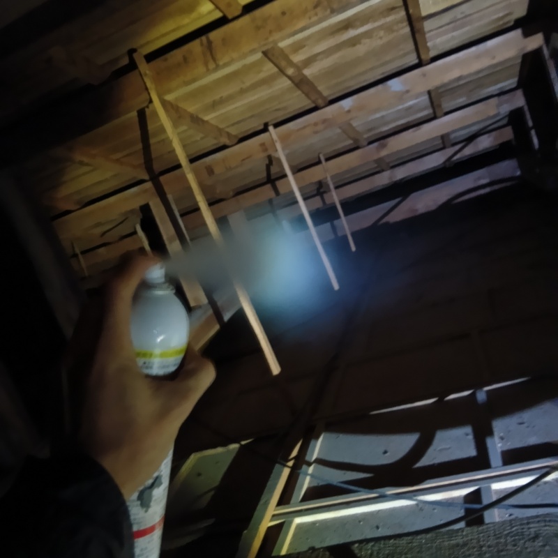 屋根裏に忌避剤をスプレー