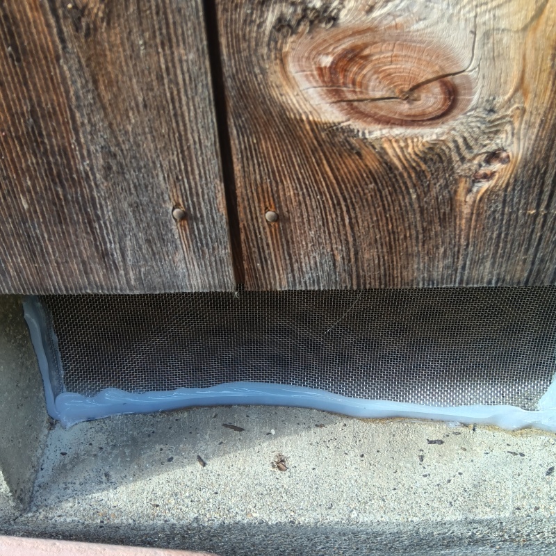 床下換気口をネットとパテで封鎖