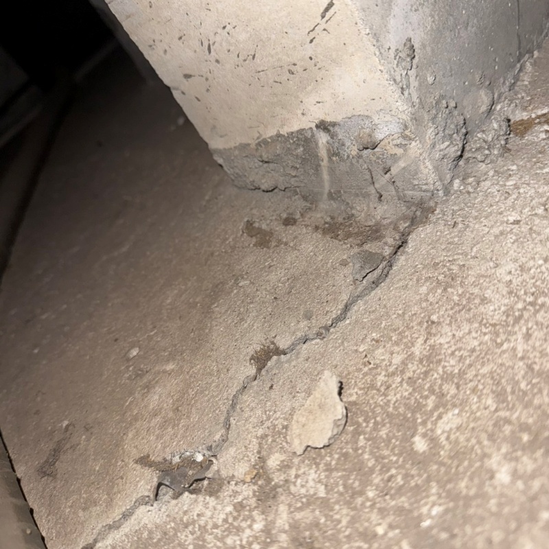 基礎コンクリートに亀裂が入っている様子