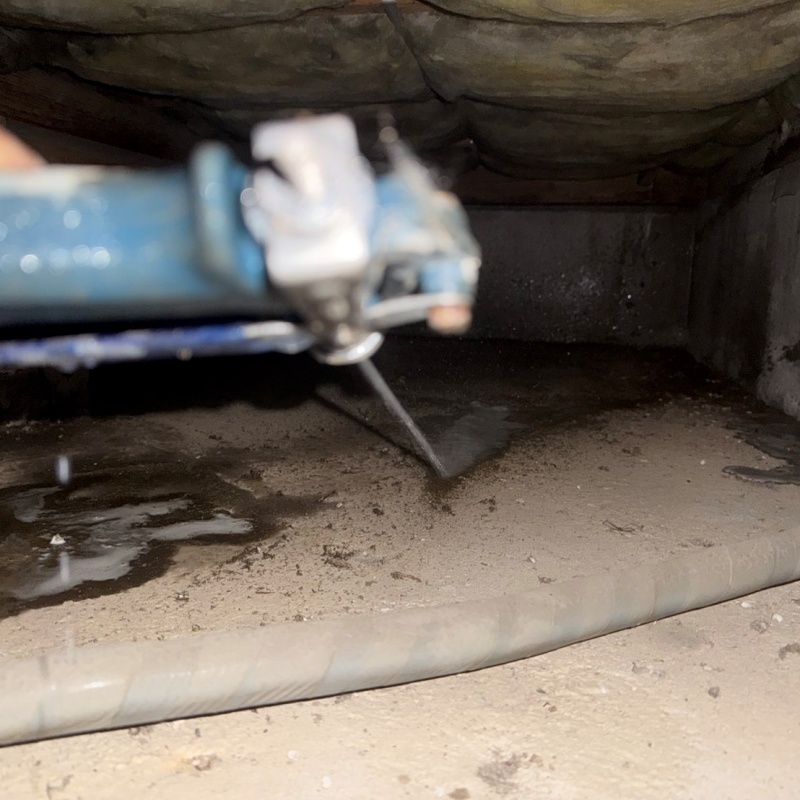 地面に防蟻剤を散布